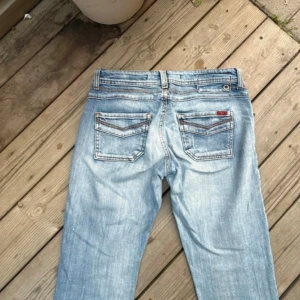  bootcut jeans W28 - Säljer ett par ljusblå bootcut jeans från Replay.  Mått på bilderna, w28