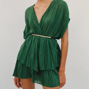 Zara Grön klänning - Supersnygg klänning från Zara, knyt i ryggen och  tofsar i midjan.