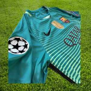 Neymar Jr -  Barcelona tröja 2016 - Nyskick/helt oanvänd Neymar Jr Barcelona tröja från 2016. Denna tröja släpptes året efter att de vann klubb VM, vilket är anledningen till att de fick ha just det trycket på bröstet. Väldigt fett! Tveka inte att höra av er för fler frågor och bilder!