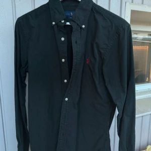 Svart skjorta från Ralph Lauren - storlek S || Väldigt eftertraktad och stilig till fest samt vardag || fassar perfekt nu till hösten med lager på lager stilen || samt till alla årstider 🍁❄️☀️🌸|| hör av er vid minsta lilla fundering ||