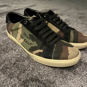 Saint Laurent skor i camo - Säljer mina Saint Laurent skor i militär/camouflage färg i superbra skick. Storlek 39 men passar 40/41 som de flesta saint laurent skor. Nypris ca 7000, mitt pris 2999. Skick 9/10.               DM vid intresse 💯