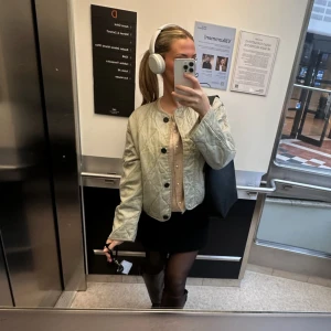 Grön zara jacka  - Säljer denna gröna jacka från zara med rund halsringning och svarta knappar framtill. Jackan är använd ett fåtal gånger så den är mycket bra skick. Snygg och trendig modell som passar till många outfits.