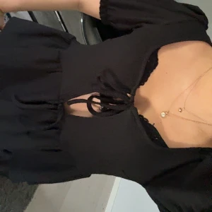 Svart kortärmad blus  - Supersnygg stilren blus, köpt på Gina tricot, nästan aldrig använd🩷xs/s