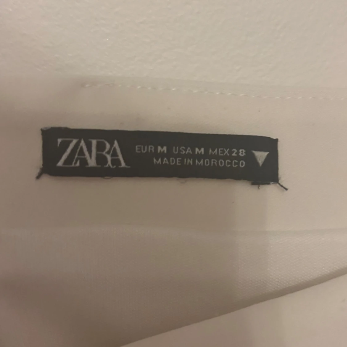 Vit axelbandslös tubtopp från Zara - 2