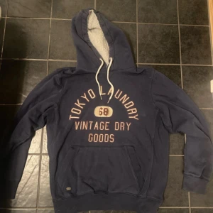 Vintage 2000s fodrad hoodie - Stilish hoodie från Tokyo, hooden är fodrad så den är perfekt för hösten och lite kallare dagar 