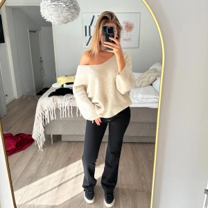 Beige stickad tröja Vero Moda - Supermysig beige stickad tröja från Vero Moda med v-ringning och oversized passform. Den är väl använd därav priset!