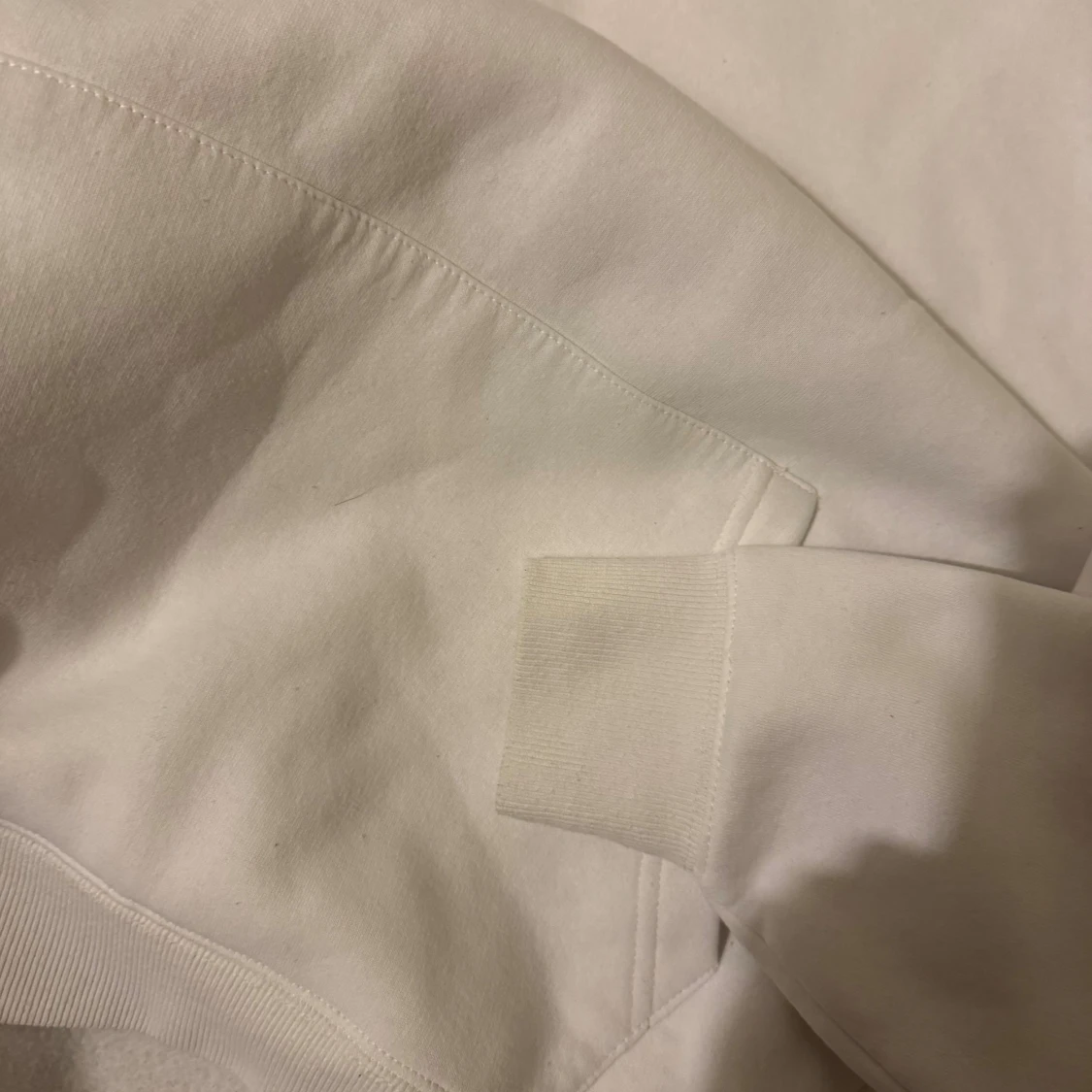 Vit hoodie med huva och ficka - 1