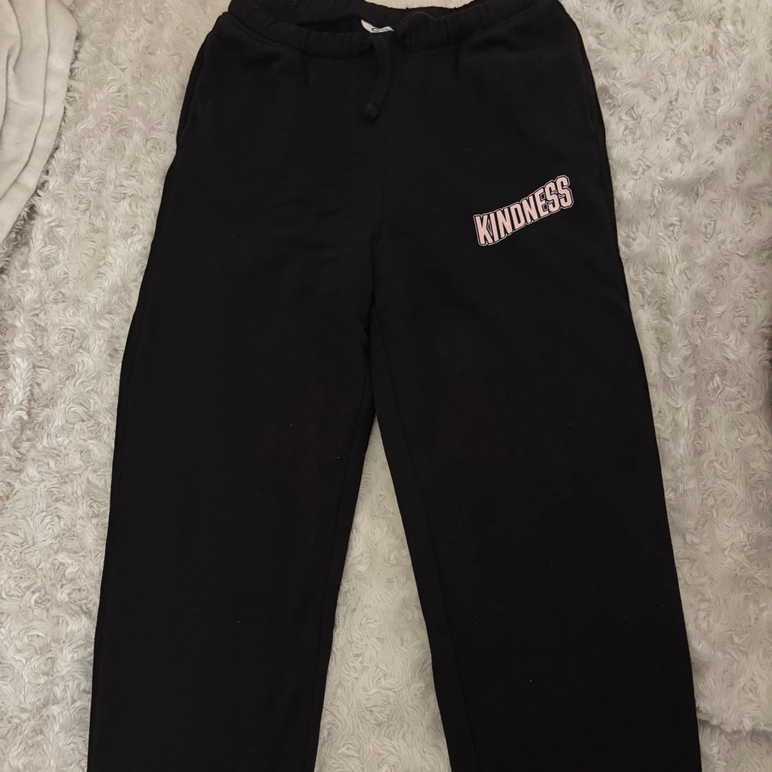 Svarta mjukisbyxor med tryck Kindness