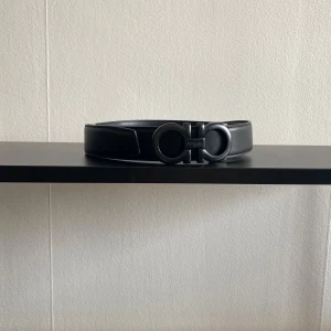 Ferragamo bälte - Ferragamo bälte med snygg och unik design. storlek 110 cm. Helt ny aldrig använt. Kan frakta eller mötas i Stockholm. Postar alltid under 24 timmar efter köpet. Skriv gärna för fler frågor eller bilder.