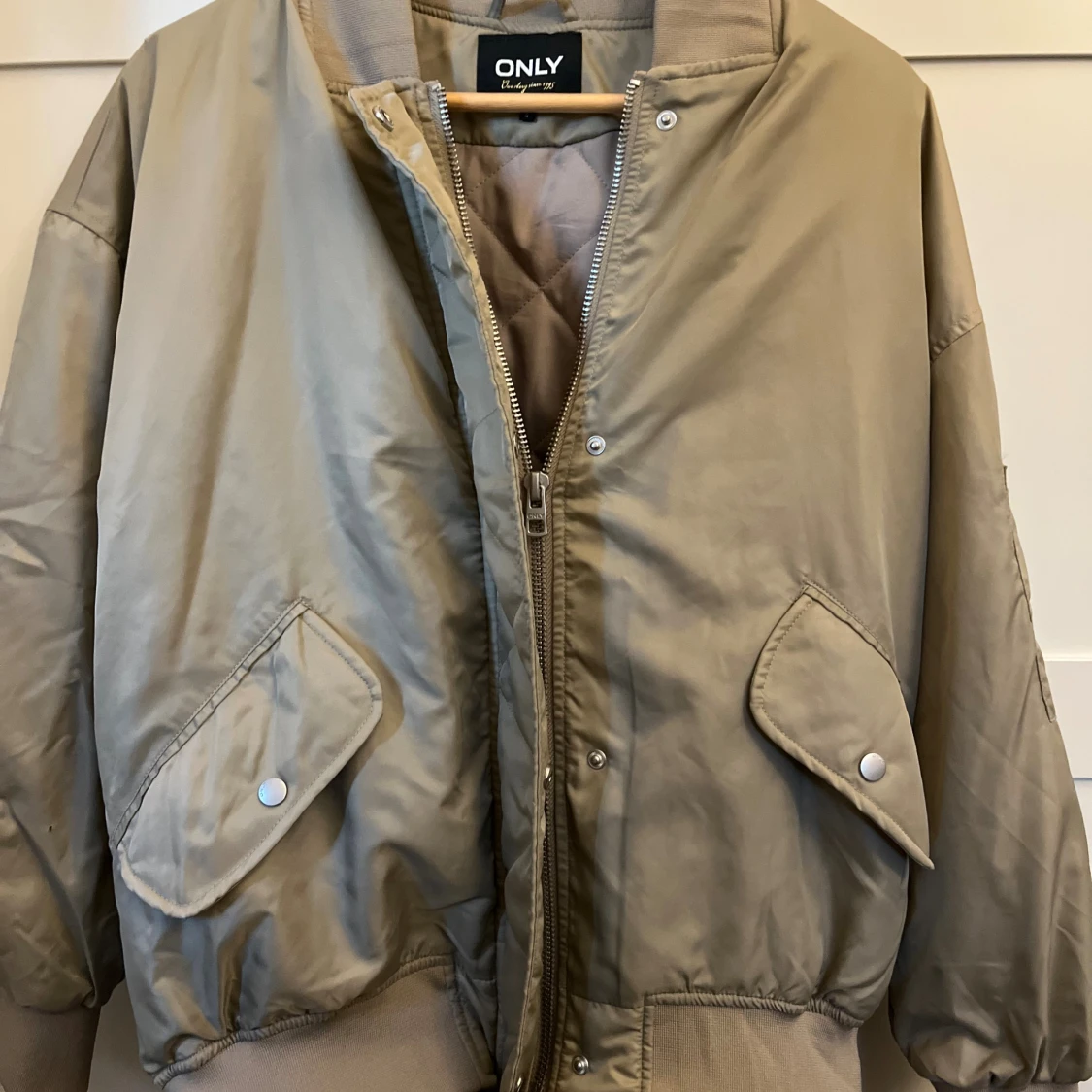 Beige bomberjacka från ONLY - 1