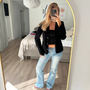 Svart Mocka Kavaj - Säljer en så så snygg kavaj i mocka som verkligen lyfter din outfit. Den formar kroppen så fint! Den är ifrån Only i storlek L men passar mig PERFEKT som är en S!