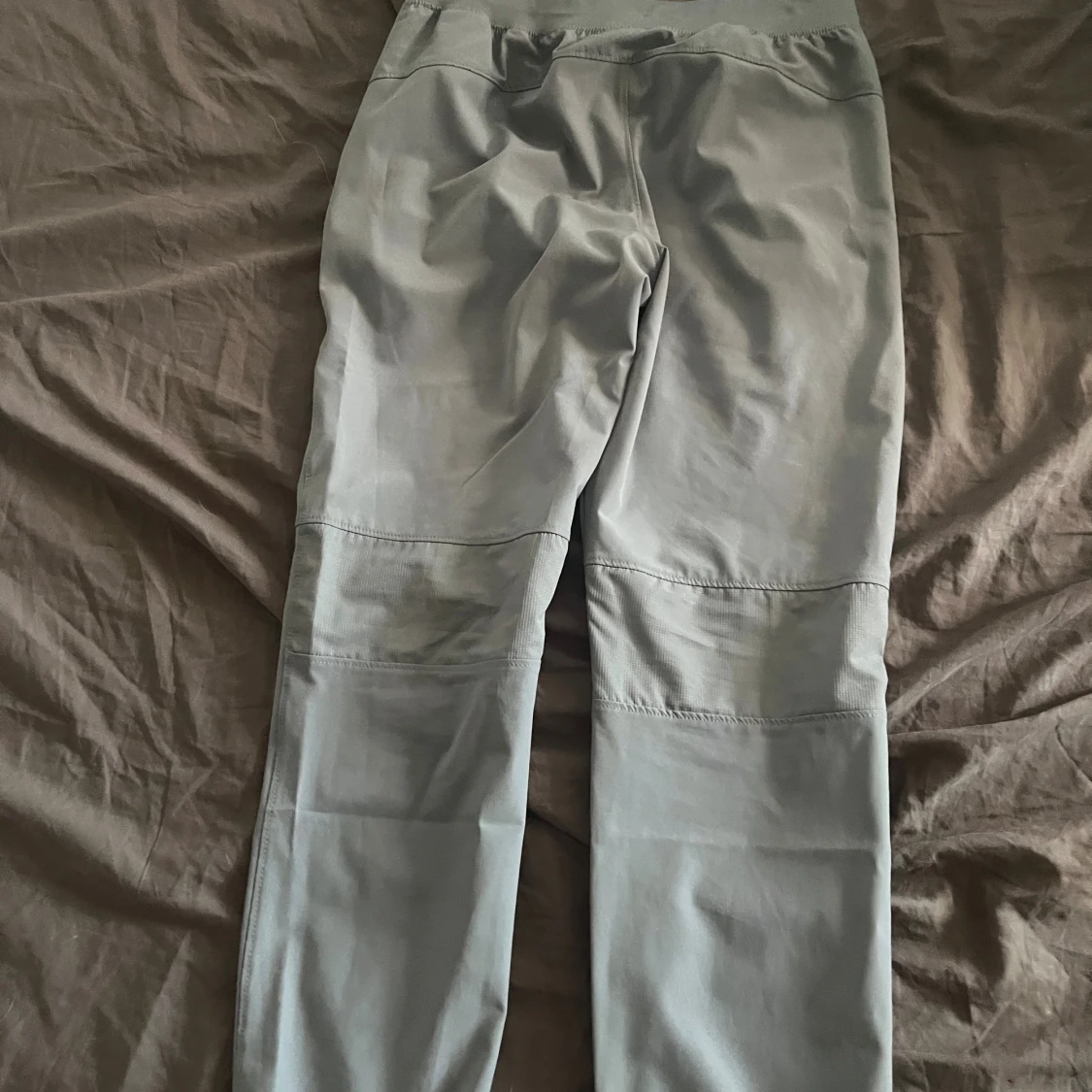 Grå träningsbyxor från Under Armour - 2