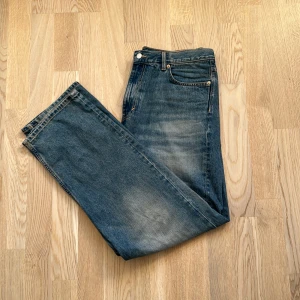 Weekday jeans - Blåa weekday jeans som har lite brun färg också. Har bara använt de några gånger, och det är modellen ”Galaxy Loose Straight Jeans”. Det är storlek 31 i midjan och 32 i längden.