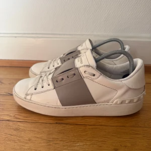 Valentino open sneakers  - Säljer nu dessa fina valentino skor | Väldigt fint skick | Storlek 38 | Kommer även med äkthetsbevis | Hör gärna av er vid frågor eller funderingar 