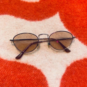 Y2k solglasögon - Y2k solglasögon från urbanoutfitters i ljustbrunt glas. Använda men väldigt fint skick! 