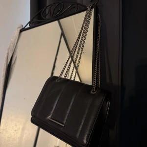 Svart axelväska med kedjerem - Jätte fin svart väska men kedjerem😍