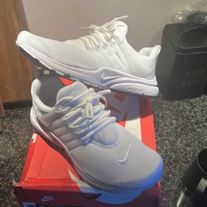 Nike presto helvita - Hej, säljer mina prestos då det är för små, då det ej tillverkas mer och vart köpa i storbritanien på semester kan jag ej retunera dem. De är storlek 42 men passar nog bäst 41. De har använts 2 gånger och är som helt nya. Hör av er vid frågor eller intresse😁