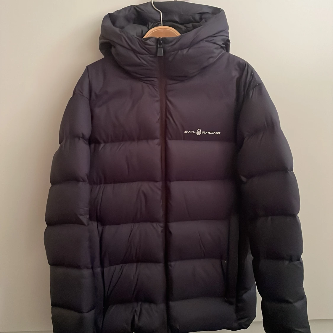 Svart dunjacka från Sail Racing - 2