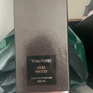 Tom Ford Oud Wood 100ml - Tom Ford Oud Wood Eau de Parfum, 100 ml. En ikonisk doft i snygg flaska, perfekt för dig som vill sticka ut. Tillverkad i USA. Passar dig som gillar exklusiva och trendiga parfymer.
