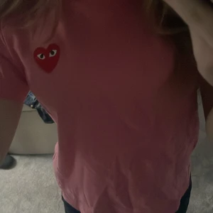 Comme des garçons T-shirt  - Rosa PLAY comme des garçones tröja. Det står M men den är xs/s. Nästan aldrig använd💗💗