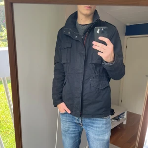 Superdry fieldjacket  - Tja! Säljer denna feta Fieldjacket från Superdry!| Mycket gott skick och inga defekter !| Pris alltid diskuterbart!| Vid fler frågor tveka inte att kontakta mig!| //Nils