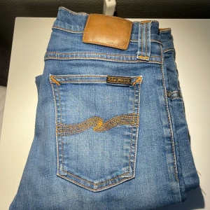  Nudie Jeans, W28 L32 - Säljer nu mina frächa nudie jeans till ett riktigt bra pris. Blåa perfekta nu till hösten/vinter, jeansen är slim fit och de är riktigt sköna. Stlk W28 L32, hör av er om ni har någon fråga priset kan diskuteras.