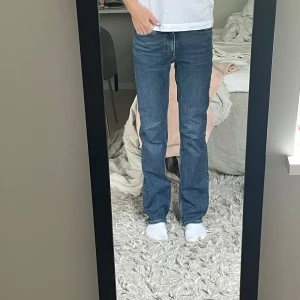 Jeans Weekday - Jättefina mörkblå jeans från Weekday i storlek 27/32. Passar mig som vanligtvis bär 36 i jeans