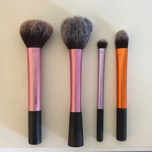 Real techniques sminkborstar - Säljer dessa fina real techniques borstar då de ej kommer till användning💗