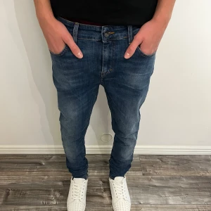 Blå slim jeans från Tiger of Sweden 31/34 - Modell:178 cm och väger 67 kg. Skick 9,7/10