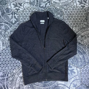 These Glory Days - Helzip Tröja - Mörkgrå kofta i 100% merinoull från These Glory Days! | Stl: M passar M/S | Mycket fint skick! | Vid frågor eller funderingar finns jag i DM! 📩 Mvh CVB Closet