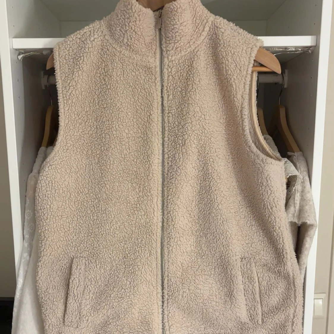 Beige fleeceväst med dragkedja - 1