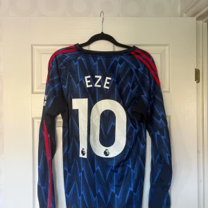 Eze fotbollströja Arsenal långärmad - Säljer en Eze replika fotbollströja av Arsenal, oanvänd, storlek S