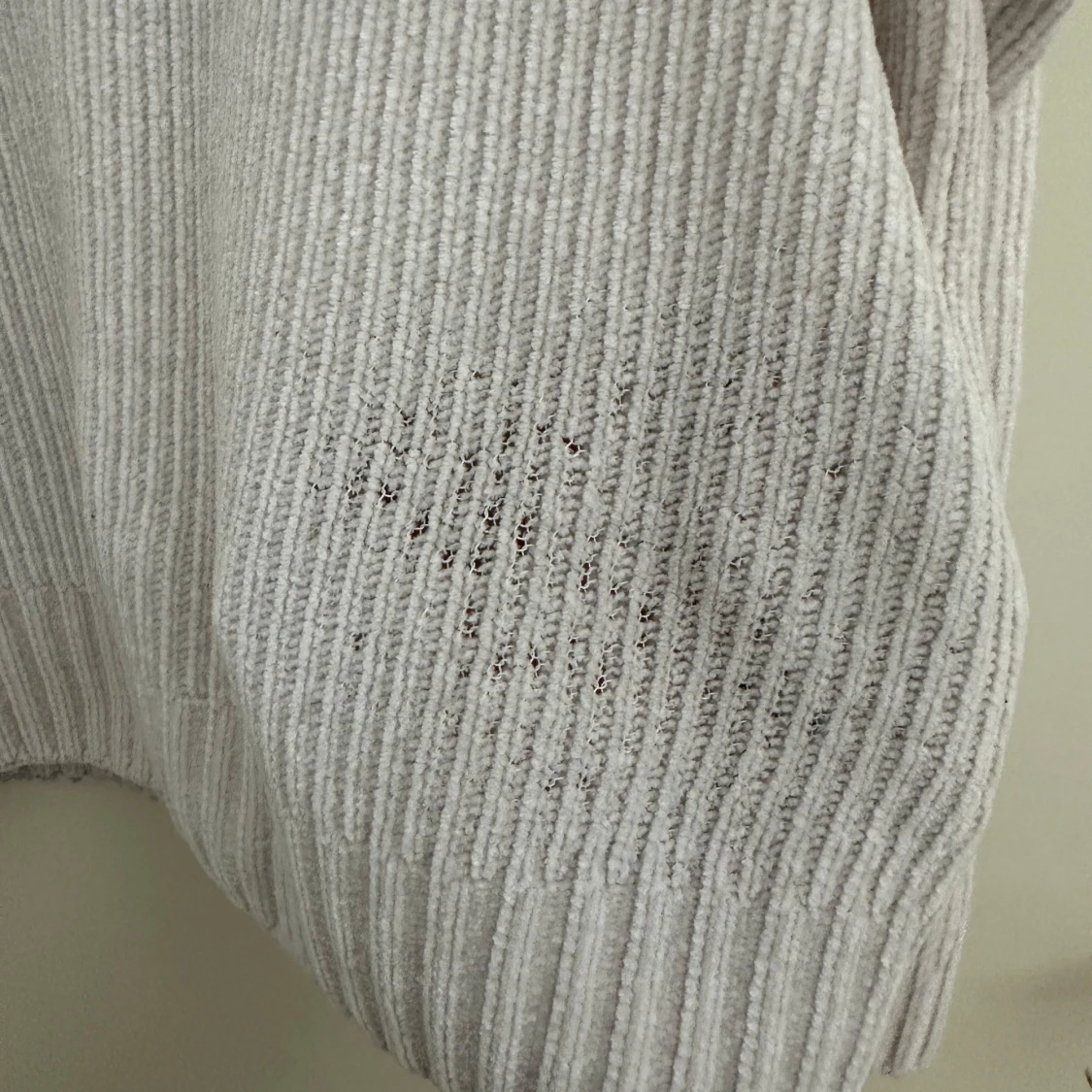 Vit ribbstickad tröja - 2