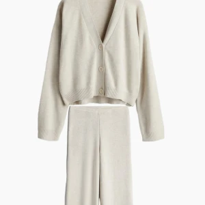 Stickat set🧶🍂 - Perfekt mys outfit nu i höst, koftan är i utmärkt skick heeelt utan defekter, byxorna är använda mer och har en fläck samt lite fläckiga längst ner då jag haft dom ute någon gång💕