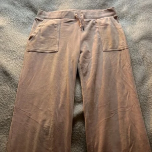 Ljus rosa mjukisbyxor med snörning - Säljer ett par ljus rosa mjukisbyxor med bred resår och snörning i midjan. Byxorna har två stora fickor framtill och är i ett mjukt, skönt material. Perfekta för chill dagar eller när du vill vara extra bekväm.