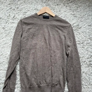 tröja från Daniele Fiesoli - En stilren tröja från Daniele Fiesoli som är 100% merinoull! Storleken är S men den är mer som en XS. Använd ca 10 gånger och nypris är 1600 kr! 