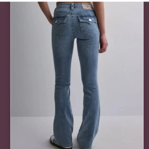 Ljusblå bootcut jeans - Snygga ljusblå jeans med bootcut-modell, är inte så använda och har inga defekter! Skriv gärna för fler bilder 🥰 (vid snabba köp säljs de för 600)
