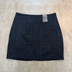 Svart kjol - En svart kjol från Primark i stl 38 som är helt ny säljs för 100 kr. 