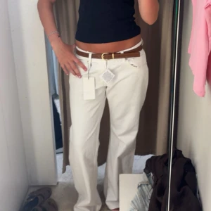 Vita zara jeans  - Säljer jeansen ”TRF WIDE LEG LÅG MIDJA” Ifrån zara. Använt 3 gånger. Spillt lite på gylfen så är något svagt kvar från den fläcken. Fläcken syns ej om man inte kommer NÄRA. Gillar ej hur dem sitter på mig därför säljer jag dem. Helt slutsålda på hemsidan.   