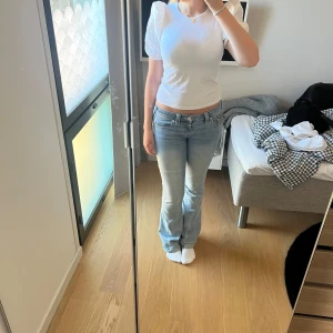 Vit puffärmad topp med tight passform - Säljer en vit topp med puffiga korta ärmar och rund halsringning. Toppen är i xs och perfekt skick! Skriv för frågor! Nypris är jag inte helt säker på men runt 200kr.