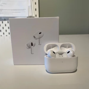 AirPods Pro 2nd Generation (USB-C, MagSafe)Active ANC  - Apple AirPods Pro 2nd Generation med MagSafe-laddningsetui (USB-C). Trådlösa hörlurar med aktiv brusreducering och transparensläge. Produkten och förpackningen ser ut att vara i nyskick, utan synligt slitage eller defekter. Perfekt för musik, samtal och träning.kommer även med garanti ända tills mars 2026