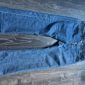 Levi's 501 blå jeans W31 L30 - Tja! Jag säljer ett par klassiska Levi's 501 jeans. Då dem är för stora för mig (som man ser på sista bilden så viker jag upp jeansen där nere). Jeansen är pågrund av detta väldigt sparsamt använda, köpta på Carlings för 1 149 kr. Mitt pris är 750(kan gå ner i pris vid snabb affär) Kvaliteten är mycket bra och inga defekter. Alltså är dom exakt som nya. Vid frågor skriv ett dm. Storleken är W31 L30, 