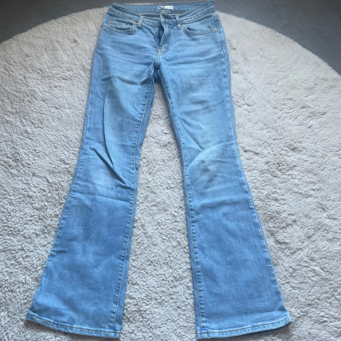 Ljusblå bootcut jeans från Gina Tricot  - 1