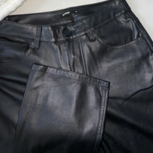 Svarta skinnbyxor från Bik Bok - Svarta raka skinnbyxor från Bikbok. Lågmidjade. 