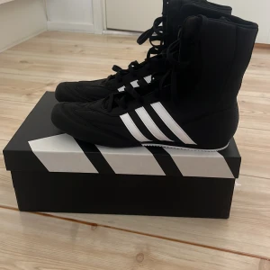 Boxningsskor addidas  - Säljer mina boxningsskor använda endast 1 gång passar om man har storlek 43 säljs pga skada som gör att jag inte kan träna på samma sätt. Helt nya 