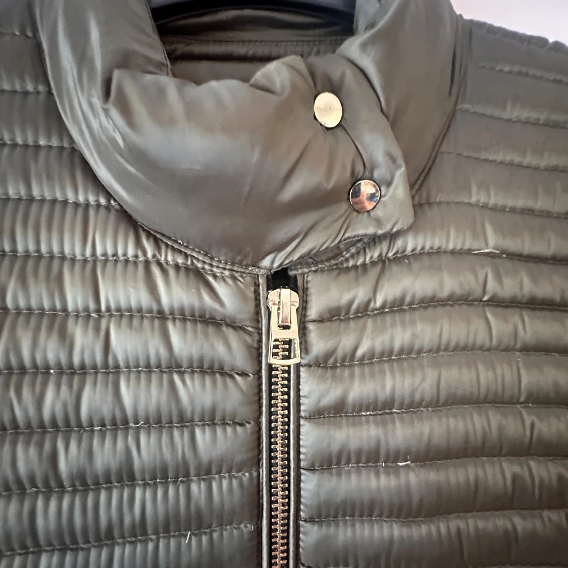 Olivgrön pufferjacka med dragkedjor - 3