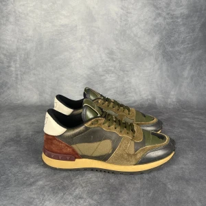 Valentino Rockrunner - Skick: 7/10, använda. | Ingår: Bara skor. | Nypris: +- 7000 SEK. | Ni hittar mer på TheGrandCloset.com.