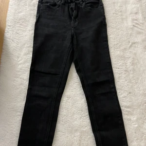 Svarta skinny jeans Noisy May Callie - Svarta skinny jeans från Noisy May, modell Callie. Hög midja och smala ben för en tight passform. Klassisk femficksdesign och dragkedja i gylfen. Perfekta svarta jeans som är lätta att matcha till allt.