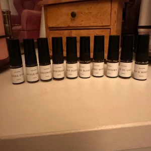 10-pack parfymprover Curiosa - Samling med 10 olika Eau de Parfum-prover från märket Curiosa, 2 ml vardera. Namn som Sweetheart, Candy Floss och Bad N Boujee ger dig många valmöjligheter. Perfekt för dig som vill testa nya dofter i smidigt format. 1-2 sprut testat i varje prov!