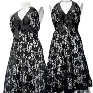 Svart spets klänning - Så vacker halterneck klänning i spets med rosett framtill🖤 Köpte till min födelsedag men tyvärr passade den inte. Flera lager med tyll nertill. (Första bilden lånad av hon jag köpte den från!)